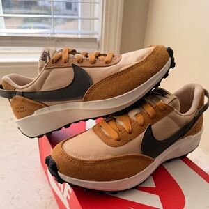 Nike Women's Waffle Debut